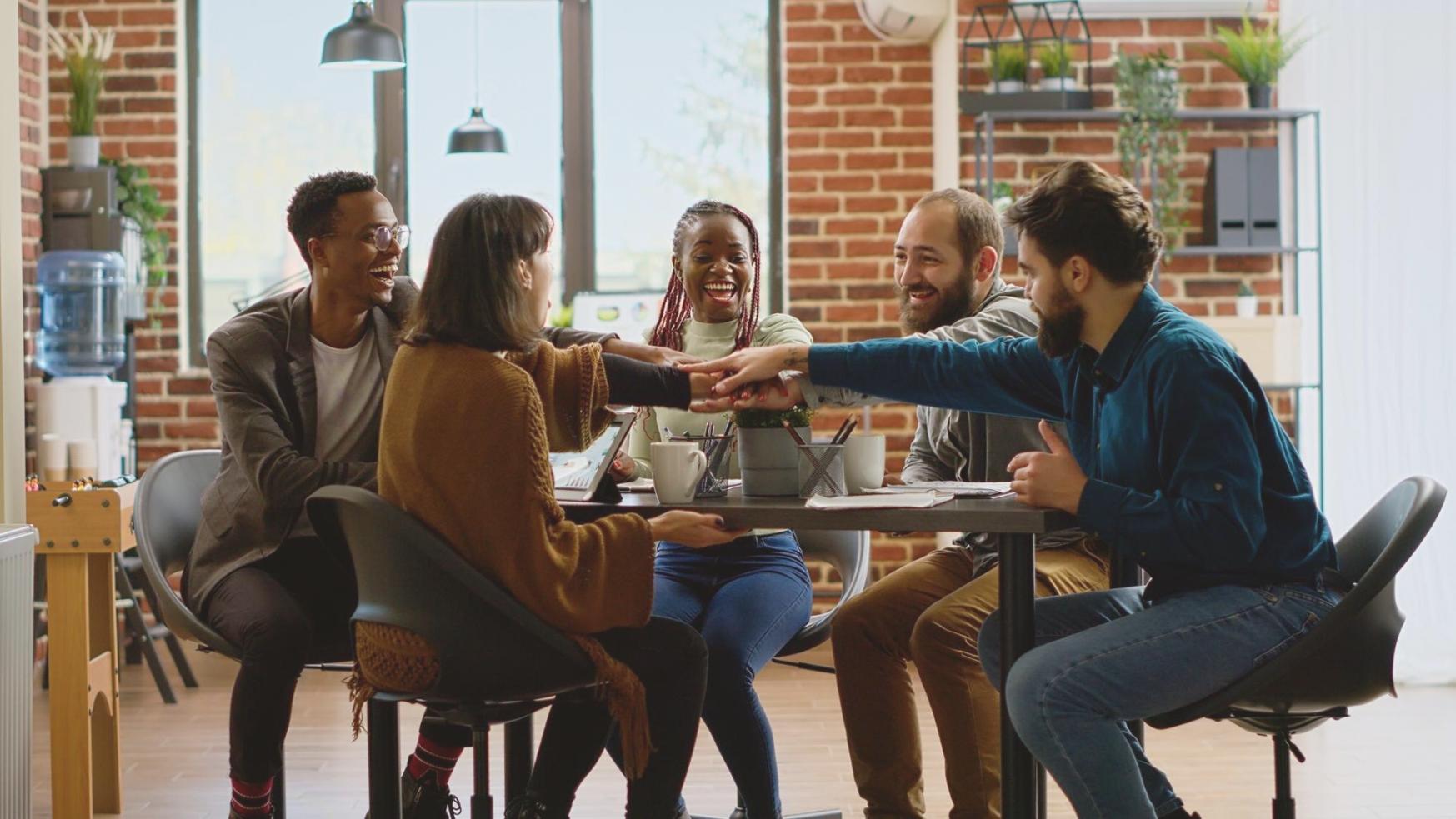 Equipo de jóvenes profesionales